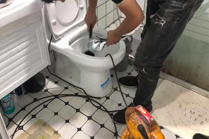 舟曲马桶堵塞自己疏通还是找师傅?专业上门服务让你省时更省心